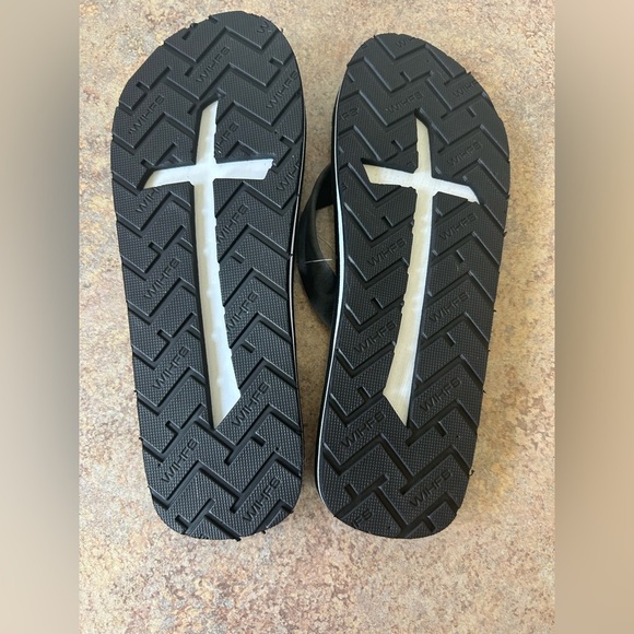 Walk in His Footsteps NWT Unisex John 3:16 Charcoal Grey Flip Flops M/L - Picture 6 of 7